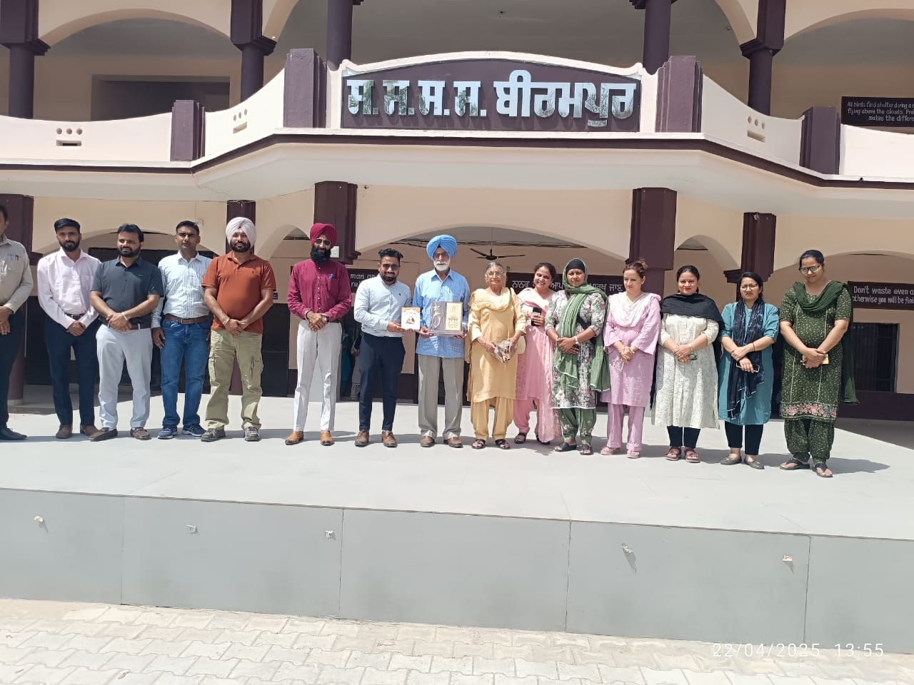 ਐਨ ਆਰ ਆਈ ਸੁਰਿੰਦਰ ਸਿੰਘ ਵਲੋ ਸਕੂਲ ਨੂੰ 10 ਹਜਾਰ ਰੁਪਏ ਦਾਨ ਦਿਤਾ